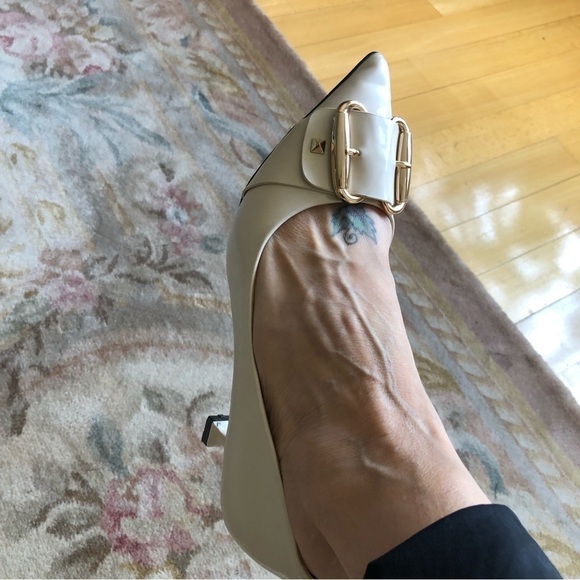 CREAM leather point toe gold buckle kitten heel shoe 8 - Picture 9 of 11
